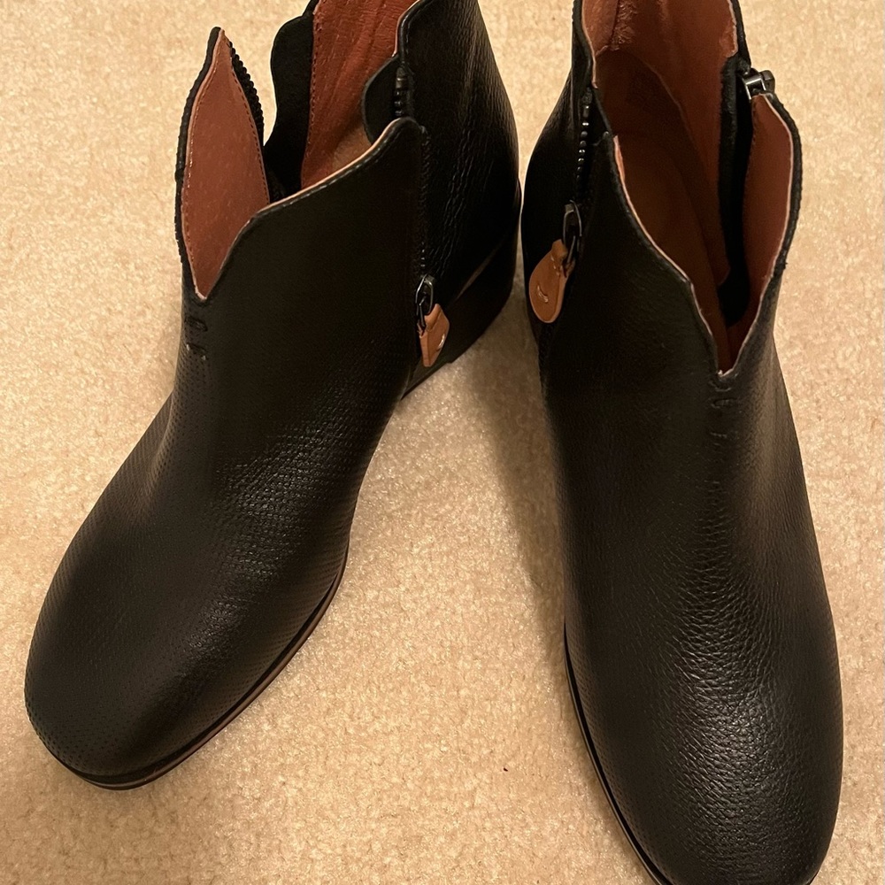 Gentle souls Ella Wedge zip booties—size 7.5 M